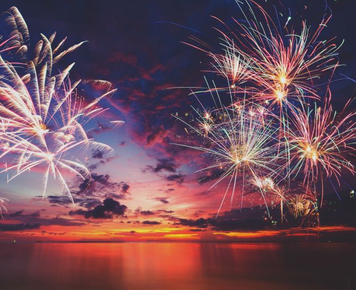 Feu d'artifice sous un coucher de soleil à Fréjus