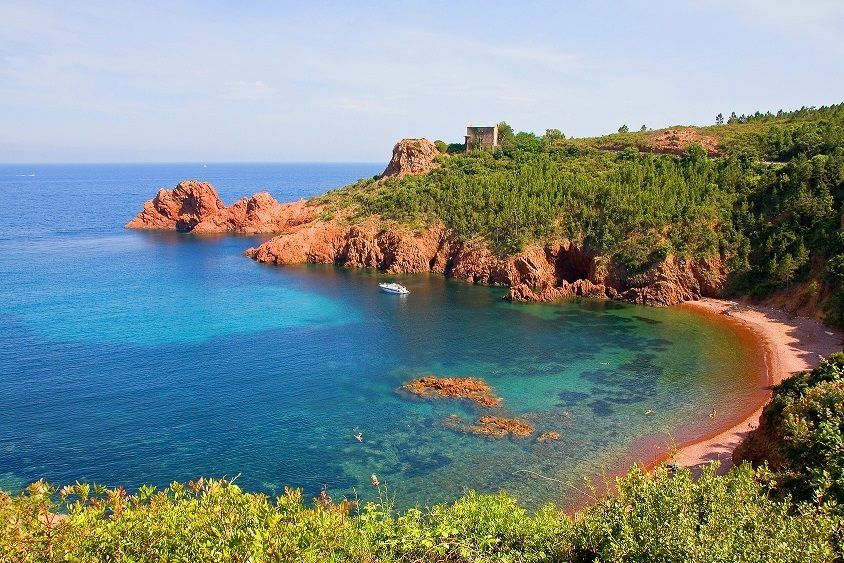 Partez a la découverte des criques de l’Esterel avec Sea You Sun